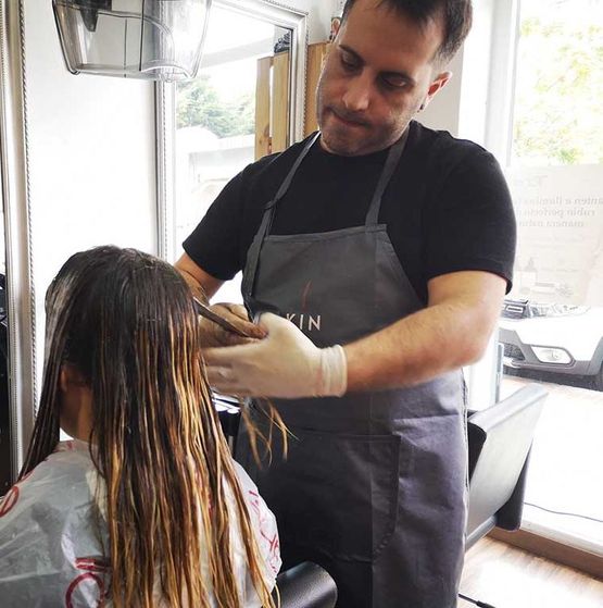 Ruiz Gómez Hair Concept peluquero realizando corte