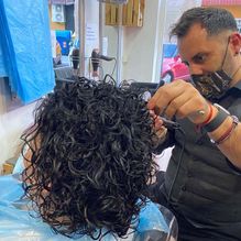 Ruiz Gómez Hair Concept estilista cortando cabello